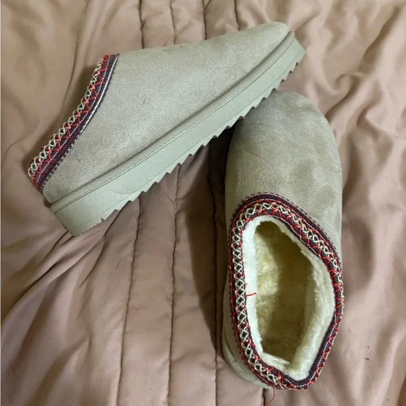 Hard bottom slippers - Picture 1 of 5